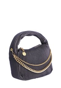 Pequeño bolso negro texturizado con un asa curvada y dos cadenas doradas, una más gruesa y otra más delgada, sobre un fondo blanco.