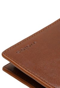 Portafoglio in pelle marrone con una texture liscia e cuciture visibili. Il logo del marchio è impressa sulla superficie.