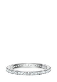 Sudraba gredzens ar rindu caurspīdīgu, apaļu dārgakmeņu, kas izvietoti ap ārējo malu, ar gludu iekšpusi un spīdīgu apdari.