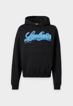 Must have kapuutsiga sweatshirt mustas värvuses, millel on eesmine tasku. Rinnal on sinine graafiline tekst "Gawlights" läikivate, keerlevate tähtedega.
