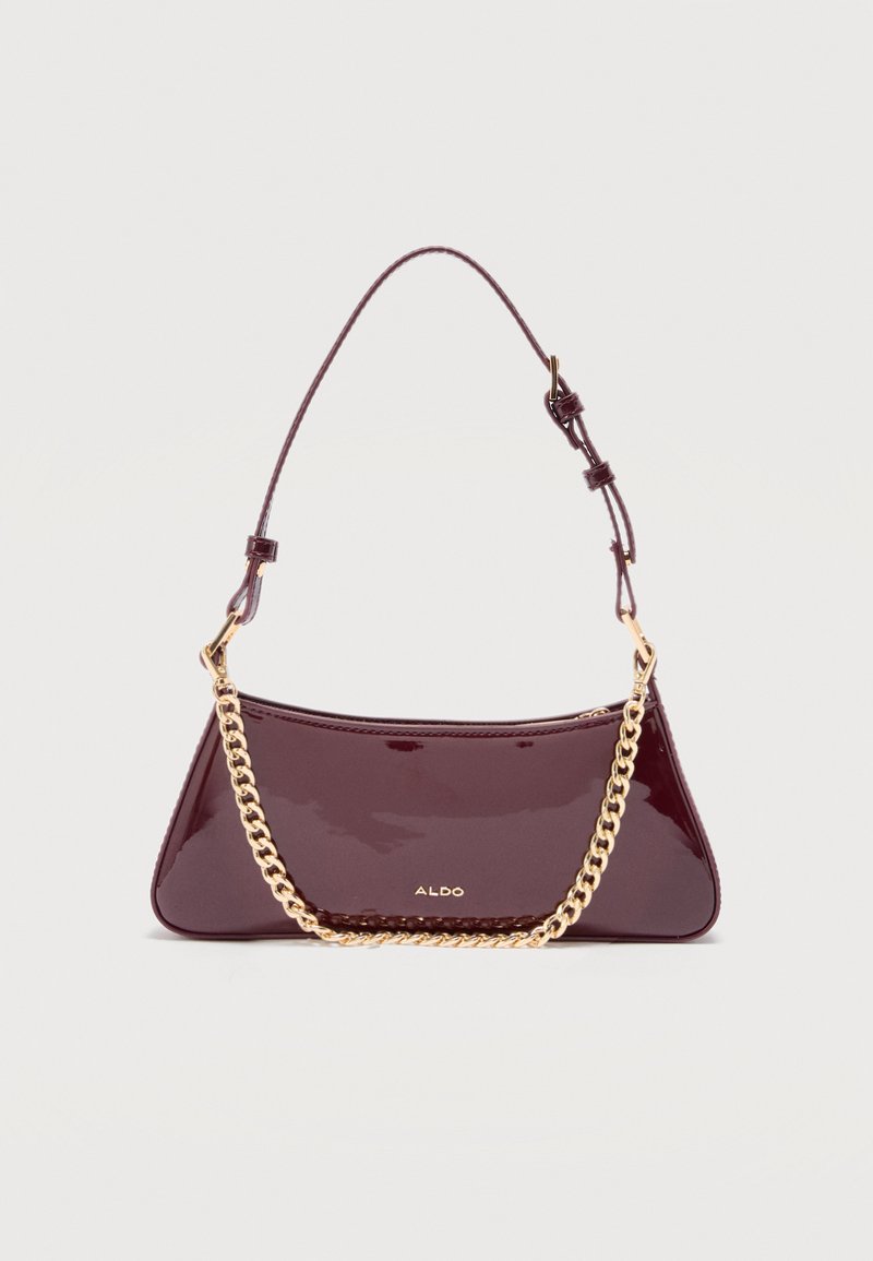 Tumši vīnogu krāsas lakādas soma ar regulējamu siksnu un zelta ķēdes detaļu, priekšpusē neliels zelta ALDO logotips.