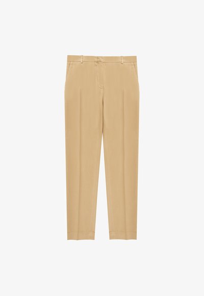 Beżowe męskie spodnie wykonane z gładkiego materiału o dopasowanym kroju, z paskami do paska, kieszeniami bocznymi i płaskim przodem.