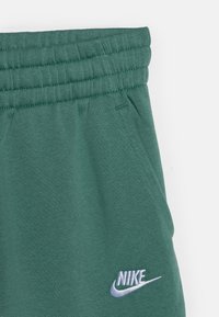 Nike Sportswear SPORTSWEAR CLUB FLEECE - Melegítő - bicoastal/white