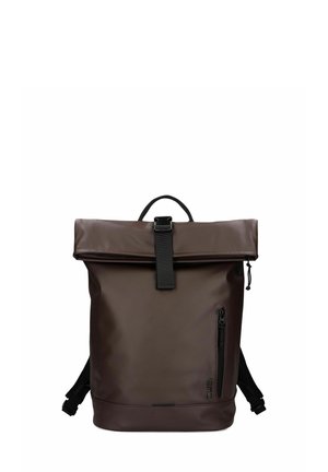 Brauner Rolltop-Rucksack mit schwarzem Schnallenriemen, seitlicher Reißverschlusstasche, Griff oben und verstellbaren Schultergurten auf weißem Hintergrund.