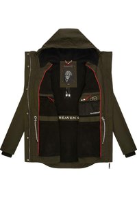 Giacca verde oliva, isolata, con accenti rossi, multiple tasche interne, un grande cappuccio e foderata in pile per il calore.