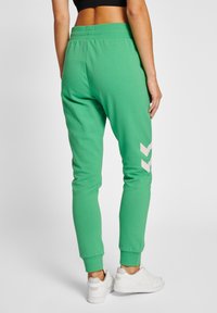 Hummel LEGACY TAPERED  - Jogginghose - green spruce