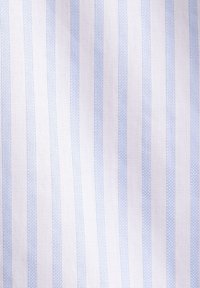 Bawełniana tkanina z poziomymi białymi i jasnoniebieskimi paskami, o gładkiej fakturze i drobnym splocie.