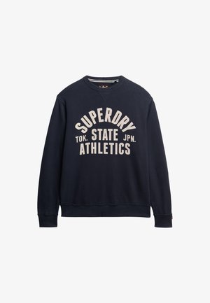 Sudadera azul marino de manga larga, con cuello redondo y una tela texturizada. Presenta un gran texto en blanco impreso en la parte delantera.