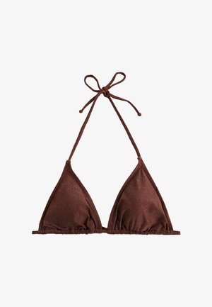 Brązowy trójkątny top bikini z cienkimi ramiączkami związanymi kokardą na szyi oraz cienkim paskiem z tyłu, płasko na białym tle.
