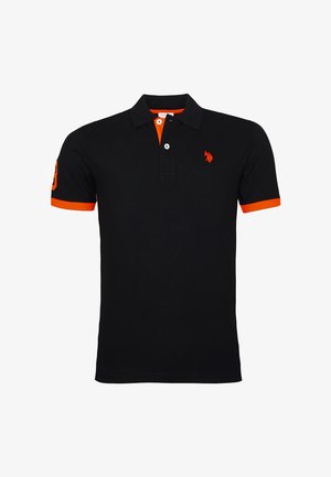 Polo noir à manches courtes avec doublure de col orange, poignets de manches orange et petit logo brodé orange sur la poitrine et la manche.