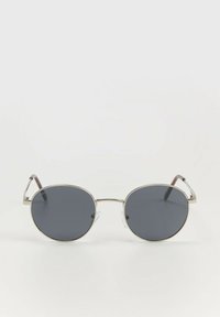 Okrągłe okulary przeciwsłoneczne z ciemnymi soczewkami, srebrną metalową oprawką i przezroczystymi poduszkami na nos. Zauszniki mają wzór w kolorze brązowo-czarnym, przypominający skorupę żółwia.