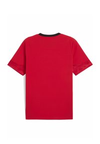 Rød T-shirt med korte ærmer, sort halsudskæring og teksturerede mesh-detaljer på ærmerne. Glat stof med et rent, enkelt design.