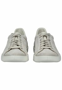 Helle graue Wildledersneaker mit abgerundeter Spitze, flachen Schnürsenkeln und weißen Gummisohlen. Besitzt ein minimalistisches Design mit Mesh-Elementen.