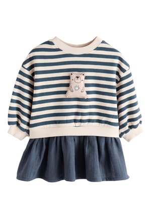 Robe pour tout-petit à manches longues rayée de bleu et blanc, avec un patch ours sur la poitrine et une jupe bleu marine attachée à la taille.