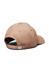 Adjustable baseball cap in light beige fabric, featuring a rounded crown, curved visor, and silver metal clasp at the back.