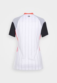 Biała koszulka sportowa z krótkim rękawem z pionowymi szarymi paskami, czarnymi rękawami i pomarańczowymi akcentami. Gładka tkanina o dopasowanym kroju.