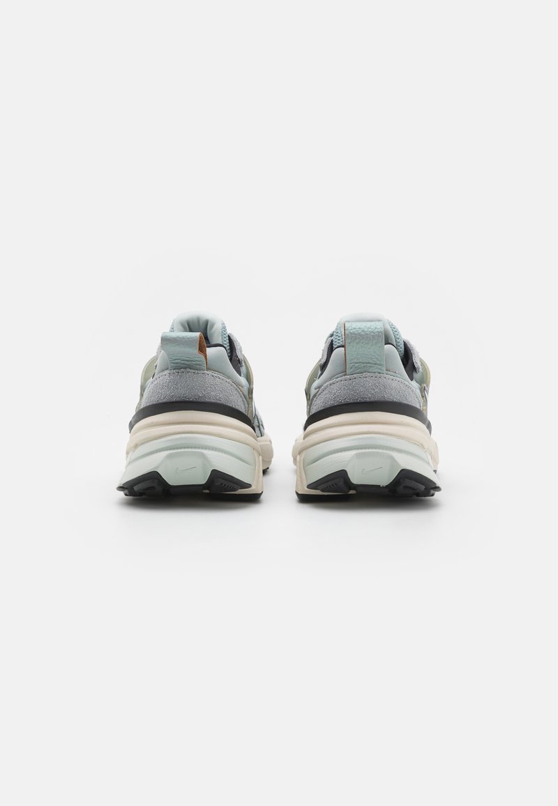 Sneaker bleu clair et gris avec une surface texturée, dotée d'une semelle rembourrée, d'accents noirs et d'un contrefort de talon rembourré.