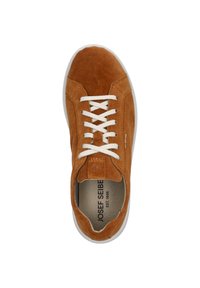 Braune Wildledersneaker mit weißen Schnürsenkeln, runder Zehenpartie und einer kontrastierenden weißen Gummisohle. Verfügt über ein Logo auf der Zunge und eine strukturierte Oberseite.