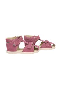 Růžové semišové sandály s otevřenou špičkou, dvojitými suchými zipy a strukturovanou béžovou podrážkou. Disponují uzavřenou patou pro větší oporu.