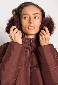 JDY JDYELI SUNNY LONG PADDED  - Casaco de inverno - bitter chocolate