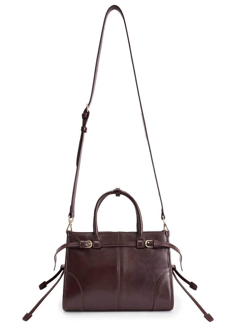 Braune Ledertasche mit strukturiertem Design, doppelten Obergriffen, verstellbarem Schulterriemen und seitlichen Bindebändern zum Verschließen.