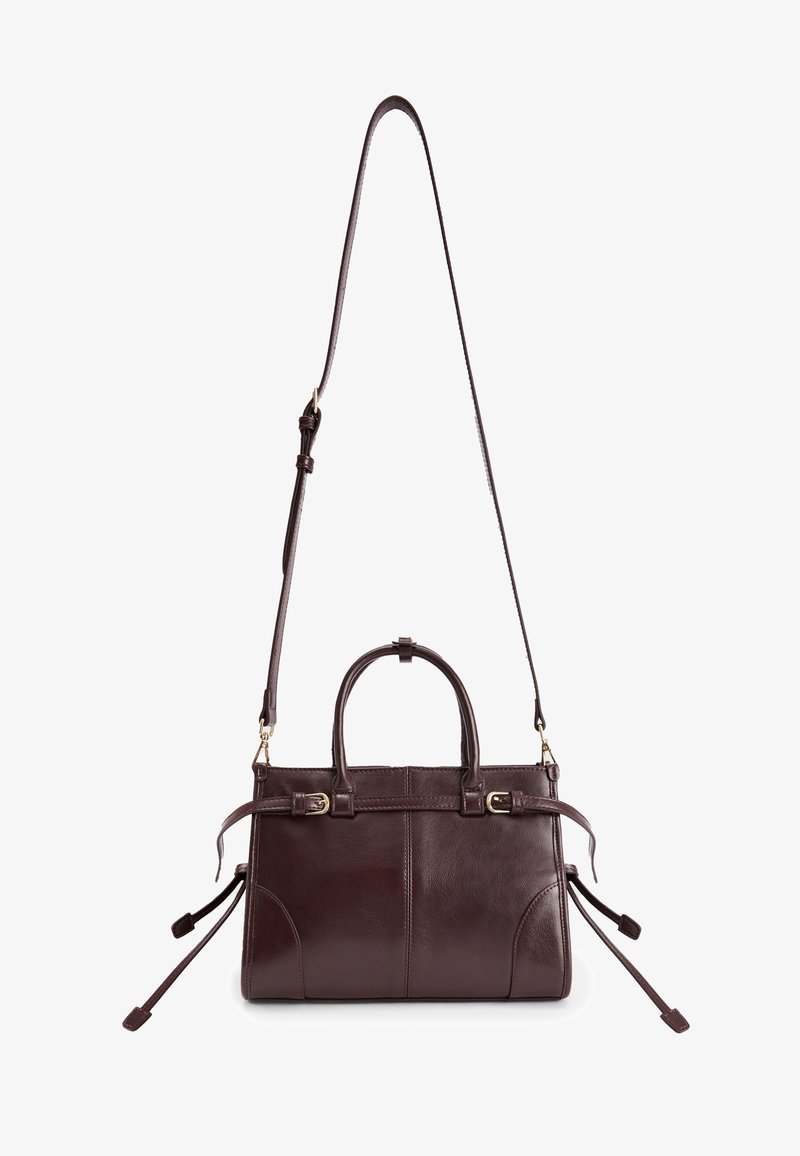Brązowa skórzana torba na ramię o strukturalnym kształcie, z podwójnymi uchwytami u góry, regulowanym paskiem na ramię oraz bocznymi sznurkami do zapięcia.