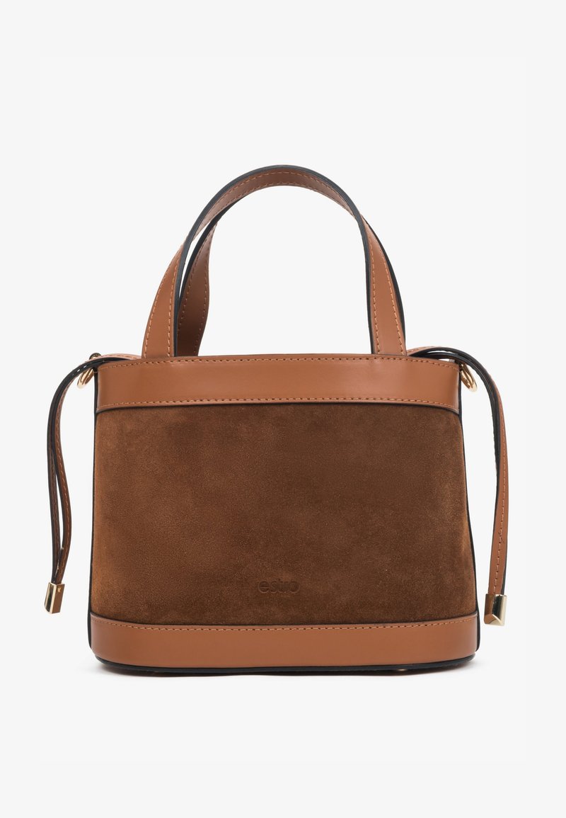 Brązowa torebka ze zamszu i skóry o strukturalnym kształcie, z podwójnymi uchwytami na górze oraz odpinanym paskiem na ramię. Posiada złote akcenty z metalu.