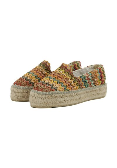 Espadrillas intrecciate con fili multicolori di giallo, arancione, rosso e verde, con una suola spessa in juta e rivestimento in tessuto.