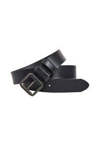 Cinturón de cuero negro con una clásica hebilla metálica rectangular, detalles cosidos y una textura suave. Logo de la marca grabado en la punta.