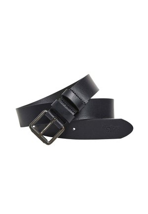 Cinturón de cuero negro con una clásica hebilla metálica rectangular, detalles cosidos y una textura suave. Logo de la marca grabado en la punta.