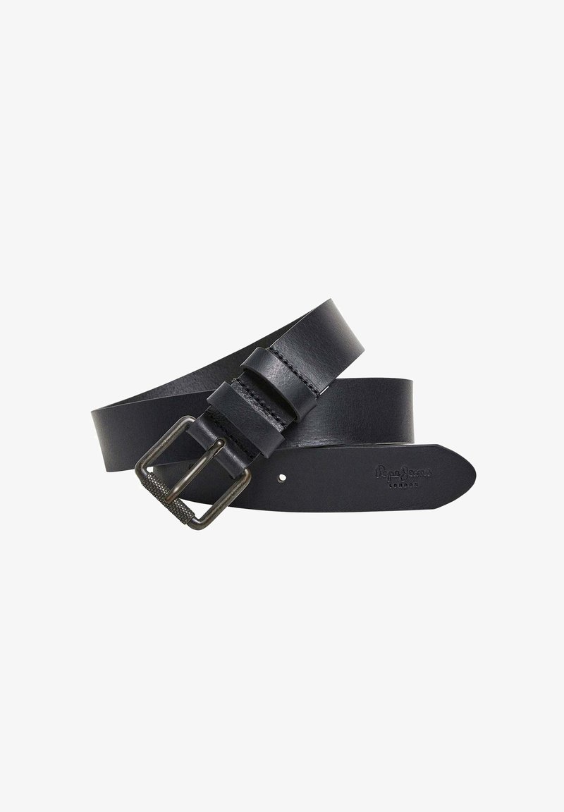 Cintura in pelle nera con fibbia metallica rettangolare classica, accentuazioni cucite e texture liscia. Logo del marchio impresso sulla punta.