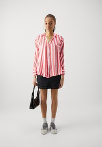 ONLY ONLWINNIE IDOL SHIRT - Bluza s gumbima - cloud dancer/rose of sharon