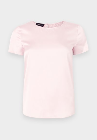 Top cu mâneci scurte dintr-un material satin de culoare roz deschis, cu guler rotund și un fermoar discret la spate. Textură netedă și o croială ușor ajustată.