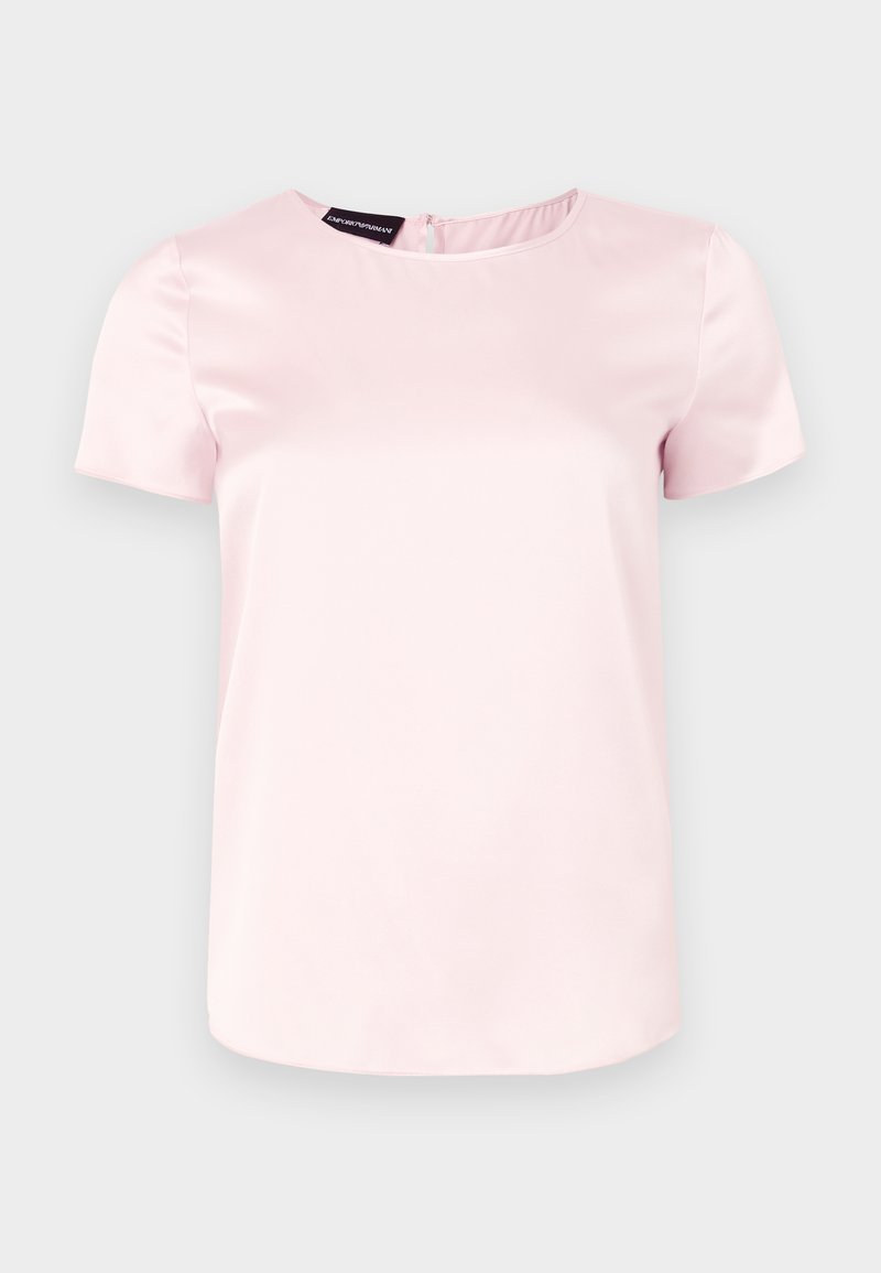 Koszulka z krótkim rękawem w jasnoróżowym satynowym materiale, z okrągłym dekoltem i subtelnym zapięciem z tyłu. Gładka faktura i lekko dopasowany krój.