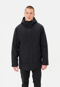 Giacca nera impermeabile con colletto alto, cappuccio regolabile, chiusura frontale con zip e due tasche anteriori. Texture liscia e design minimalista.