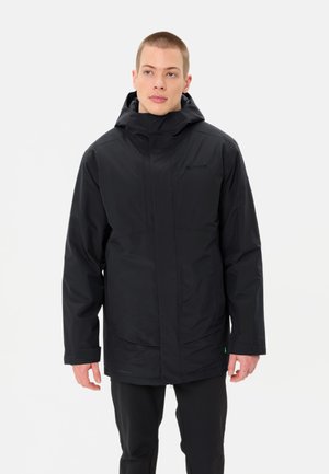 Schwarze wasserdichte Jacke mit hohem Kragen, verstellbarer Kapuze, Reißverschluss vorne und zwei Fronttaschen. Glatte Textur und minimalistisches Design.