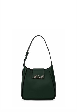 Sac à main en cuir vert foncé avec une bandoulière réglable et un fermoir métallique gravé du logo "Karl" sur le rabat avant.