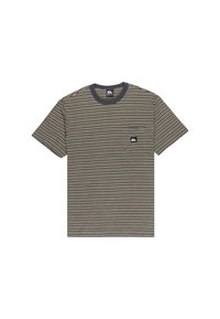 Stribet t-shirt med horisontale linjer i grøn, sort og lilla. Rundt marineblå krave med en brystlomme og logo detaljer. Fremstillet af bomuldsmateriale.