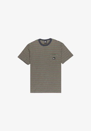 Maglietta a righe caratterizzata da linee orizzontali verde, nere e viola. Collo rotondo di colore blu navy con taschino sul petto e dettaglio del logo. Materiale in cotone.