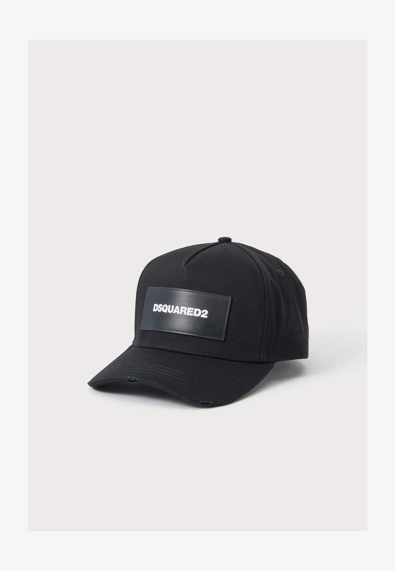 Casquette de baseball noire avec une visière courbée et une plaque rectangulaire en cuir affichant "DSQUARED2" en lettres blanches à l'avant.
