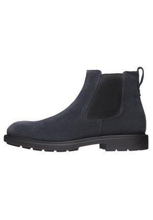 Bottines Chelsea en daim noir avec des panneaux latéraux élastiques, bout rond et semelle en caoutchouc texturée. Dotées d'une bride à l'arrière pour un enfilage facile.