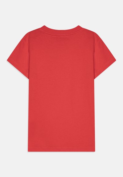 Camiseta de algodón roja con cuello redondo y mangas cortas. Textura suave, sin patrones ni acentos visibles. Vista trasera lisa.