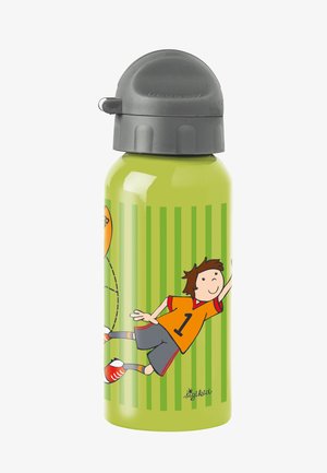 Grüne Edelstahl-Wasserflasche mit einem grauen Deckel, die ein verspieltes Design eines Kindes in einem orangefarbenen Trikot auf gestreiftem Hintergrund zeigt.
