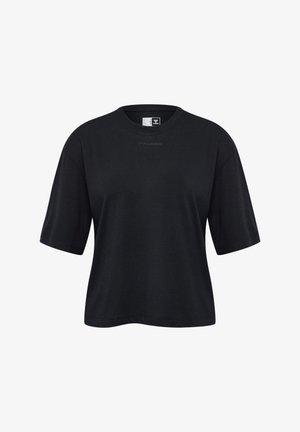 Zwart kortarm T-shirt van zacht materiaal, met een ronde hals en een relaxte pasvorm. Heeft een klein logo op de voorkant.