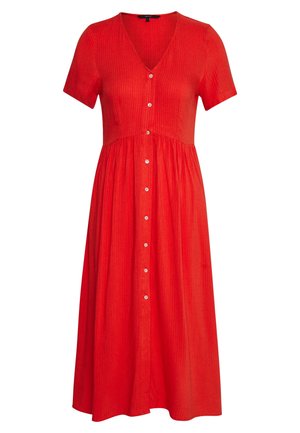Robe midi rouge à manches courtes, encolure en V, boutonnage devant, et taille froncée.