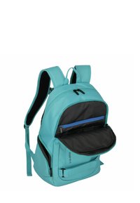 Zaino turchese con dettagli neri, scomparti con zip, spallacci imbottiti e una superficie esterna testurizzata. La tasca frontale aperta include una zip blu.