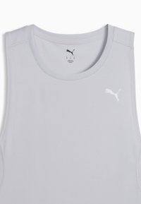 Débardeur de sport gris clair sans manches avec un col rond, fabriqué en matériau respirant. Dispose d'un petit logo Puma blanc sur la poitrine.