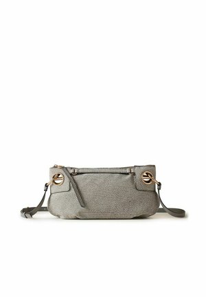 Sac bandoulière en cuir texturé gris avec quincaillerie circulaire dorée et sangle ajustable, présenté sur fond blanc.