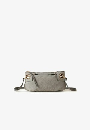 Sac bandoulière en cuir texturé gris avec quincaillerie circulaire dorée et sangle ajustable, présenté sur fond blanc.
