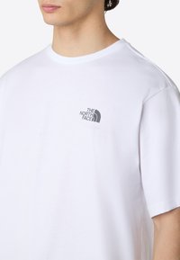 The North Face HALF DOME PHOTO  - Print T-shirt - tnf white anthracite gr